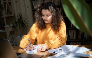 Étudiante qui prépare l'écrit du concours du Celsa depuis chez elle