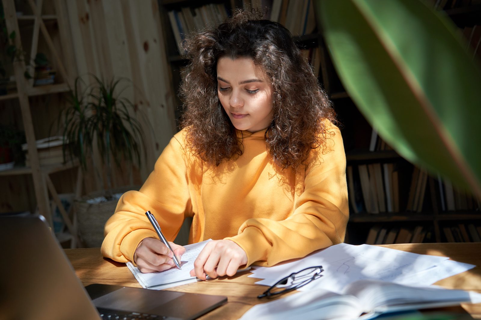 Étudiante qui prépare l'écrit du concours du Celsa depuis chez elle